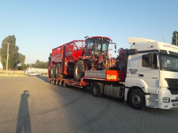 Lowbed Araç İle Pancar Söküm Makineleri Taşımacılığı